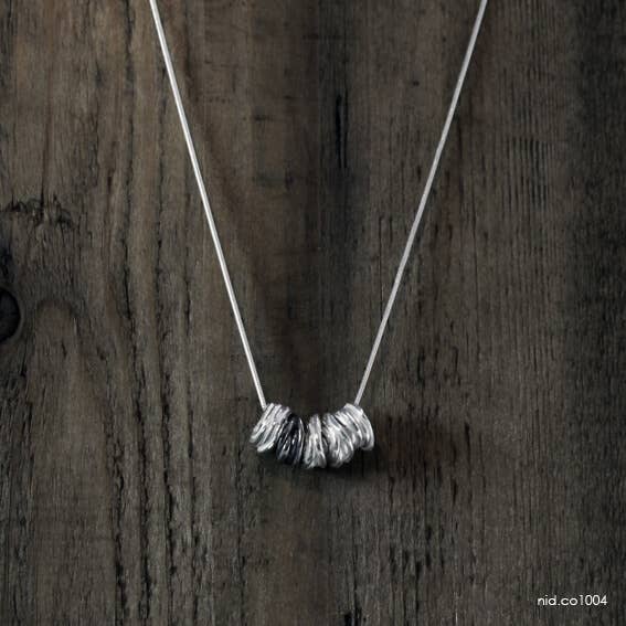 Dezente Halskette mit 5 kleinen Nestern aus Sterlingsilber für den Großhandel von Maä bijoux