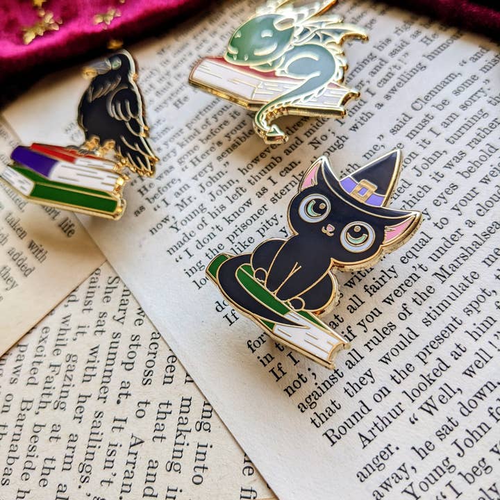 Joyella Design – Engroshandel Reversnål/knap – Poe the Raven hård emaljestift5