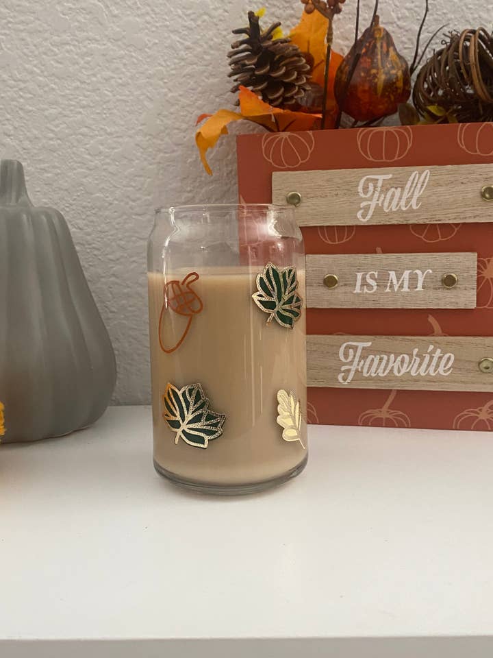 Tasse en verre de 16 oz avec feuilles d'automne et glands pour la vente par Will + Vivi