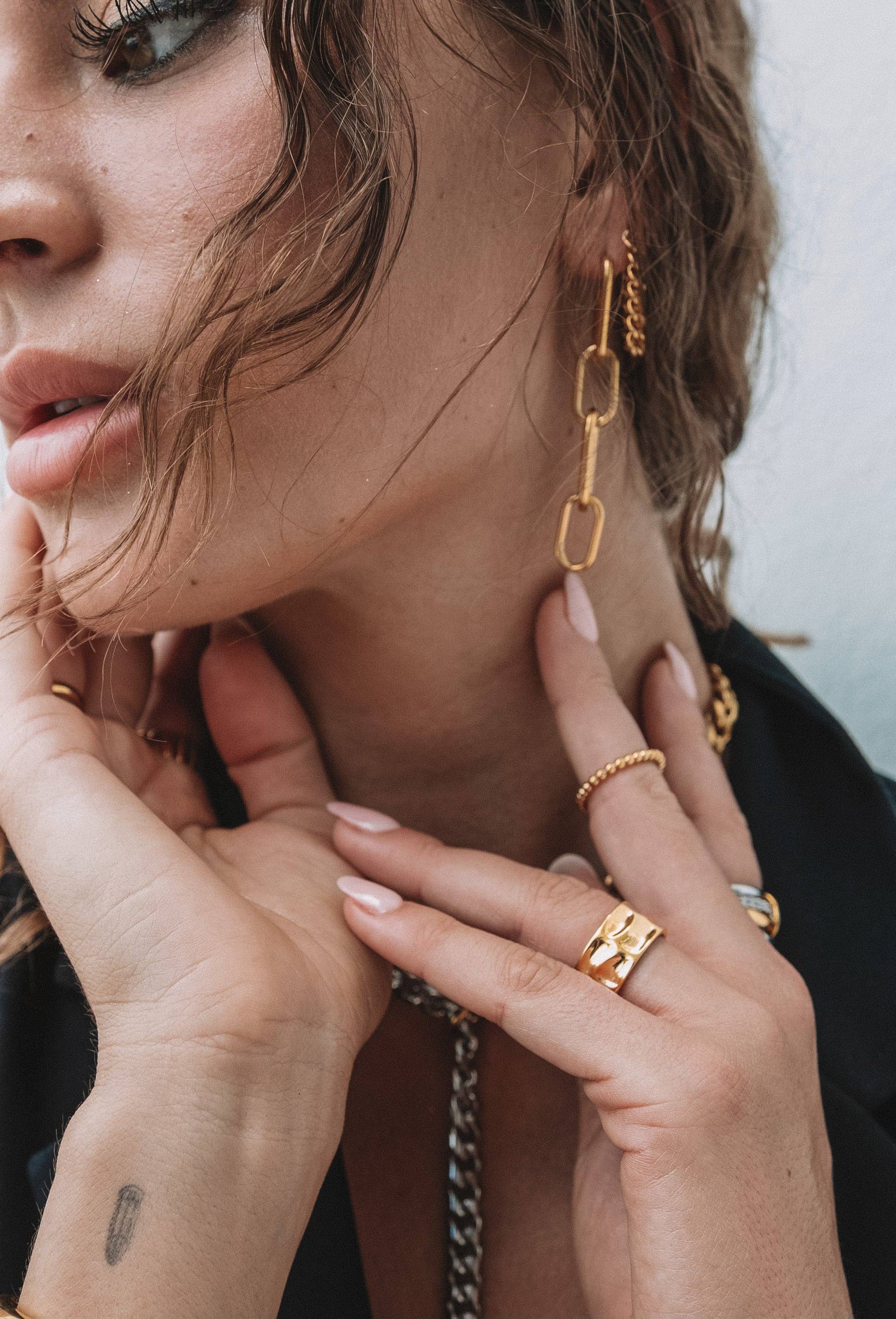 Sahira Jewelry Design – Großhandel Ohrhänger – Carrie Büroklammer-Ohrringe mit Kettengliedern1