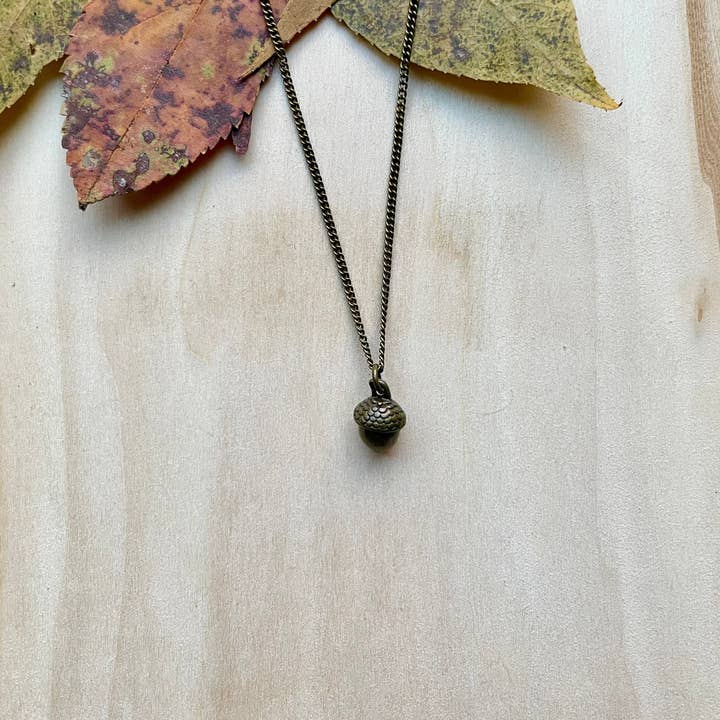 2 ODD BIRDS - Venta al por mayor Collares con colgantes/abalorios - Collar colgante de bellota en latón envejecido, 18"1