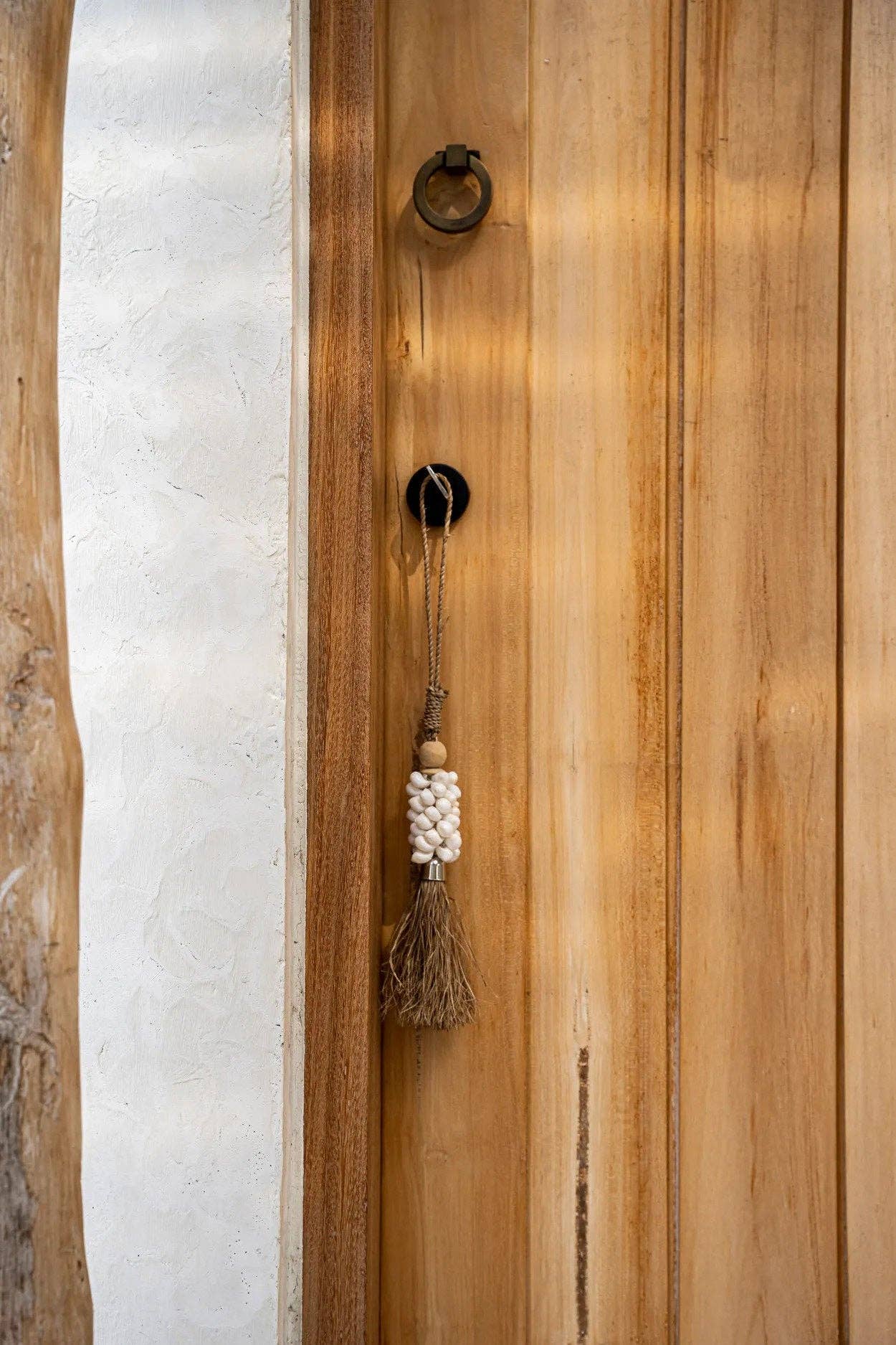 Bazar Bizar Living – Engroshandel Pyntekvast – The Cowrie og Raffia Kvast - Naturlig1