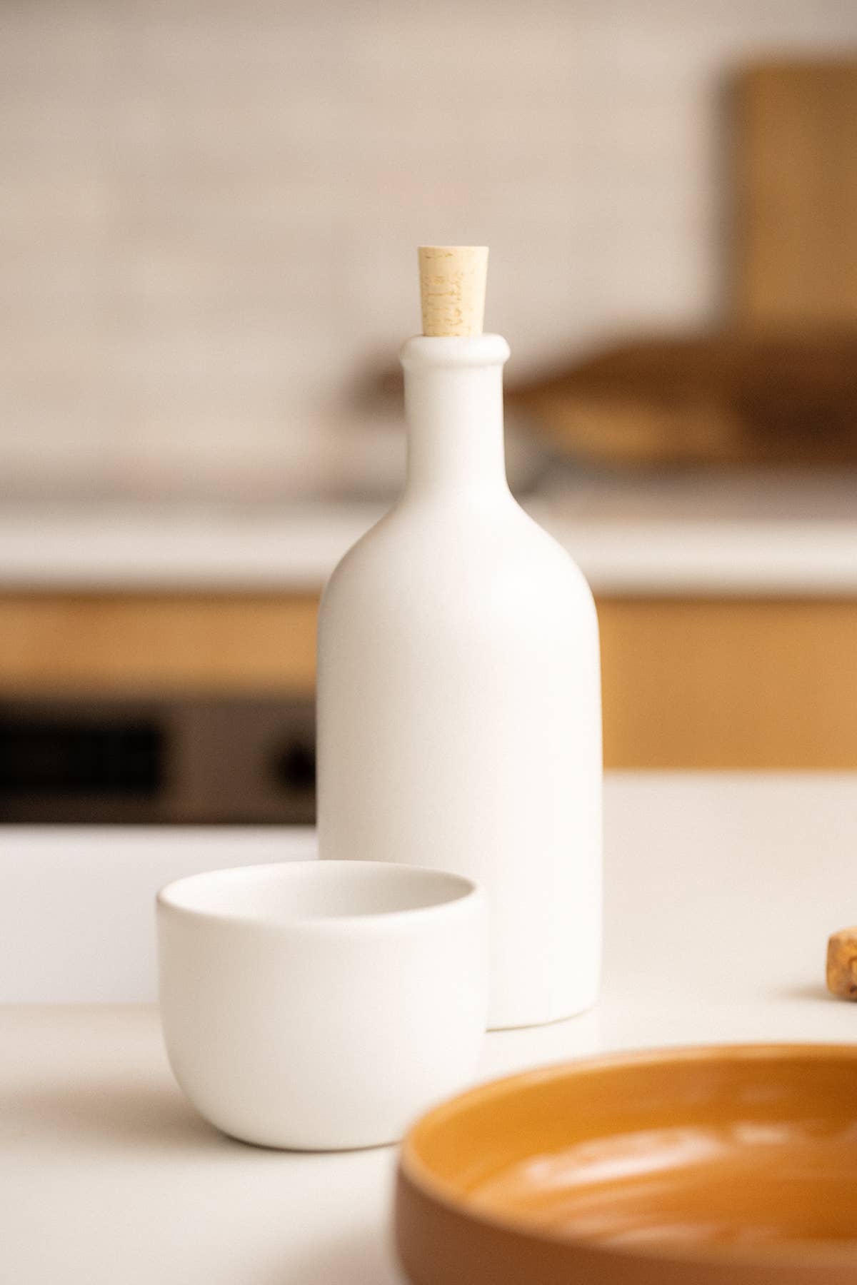 GHARYAN Stoneware & Olive Wood Tableware | Ships from USA – Großhandel Öl-/Essigspender – Handgefertigter Steinzeug-Spender für Olivenöl | Jazz 60 cl2