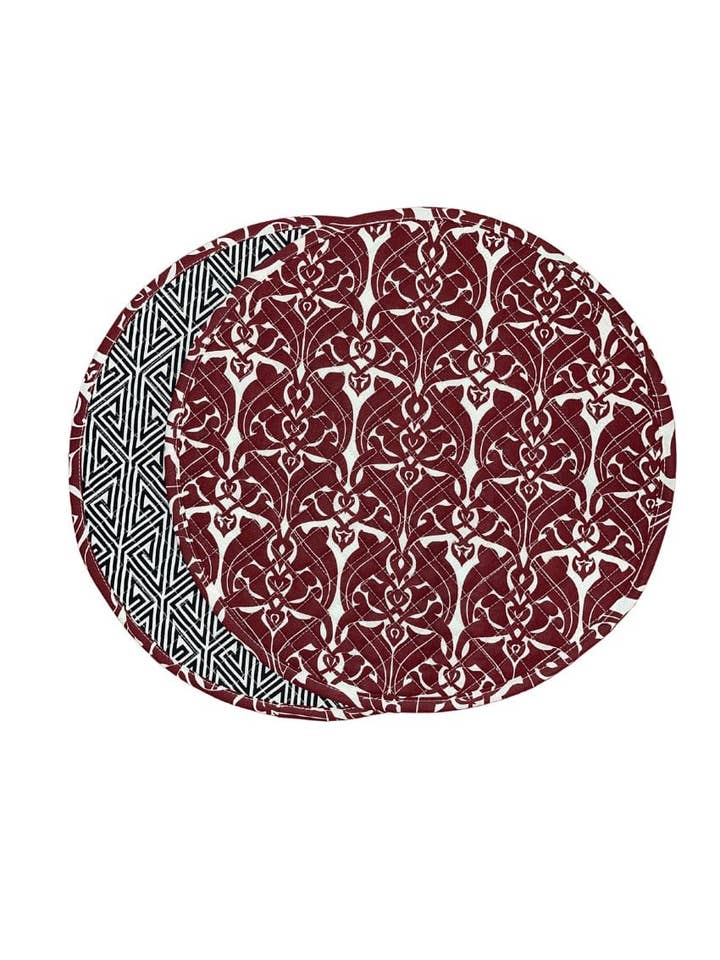 napperons ronds en tissu matelassé rond imprimé en filigrane rouge bordeaux avec clé grecque, réglisse pour la vente par Hen House Linens