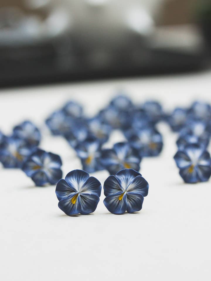 Stiefmütterchen-Ohrringe Stecker - Blumenschmuck für den Großhandel von EtenIren