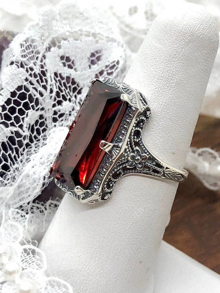 Granatring, 1915 Vintage Stil, Edwardiansk Smykke #D232 for engroshandel hos Silver Embrace Jewelry