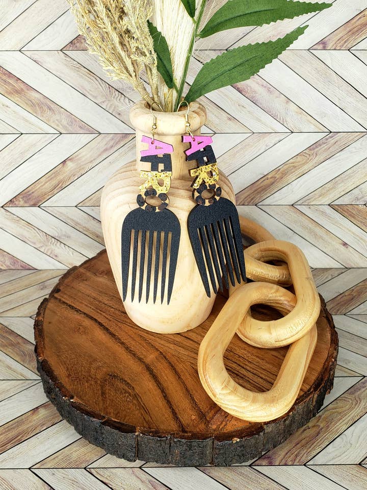 Boucles d'oreilles peigne afro léopard rose peintes à la main pour la vente par Styled By Jasmine Boutique