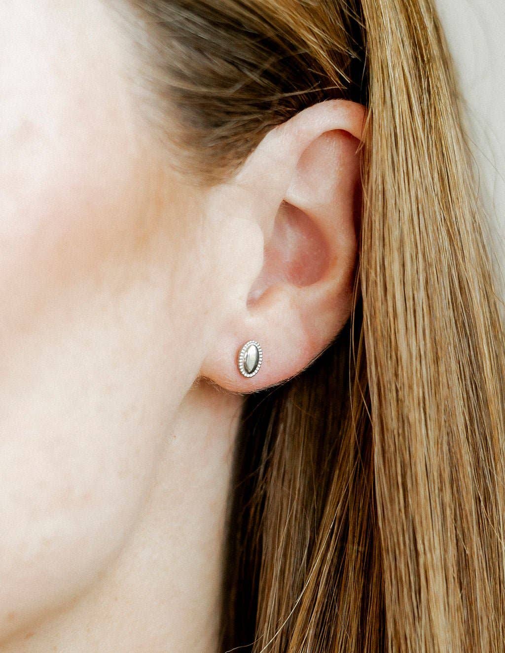 LINNY CO - Wholesale Stud/Post Earrings - Screwback Stud Earrings - Drew Oval Silver1