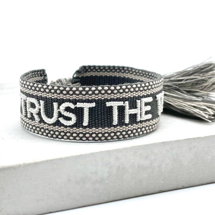 TRUST THE TIMING Braccialetto dichiarazione intrecciato, ricamato per la vendita all'ingrosso da parte di Parsley & Pepper