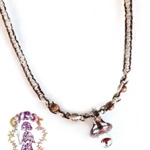 GLAZEN PADDENSTOEL MET HOUTEN KRALEN OP HENNEPCHOKER voor wholesale door Gypsy Rose