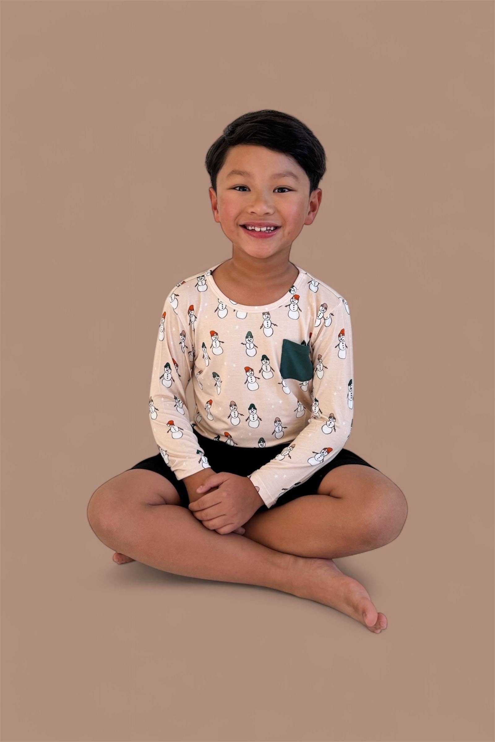 Dream Big Little Co. – T-shirt - Crianças por atacado – T-SHIRT DE BOLSO SONHO AMIGOS GEADOS8