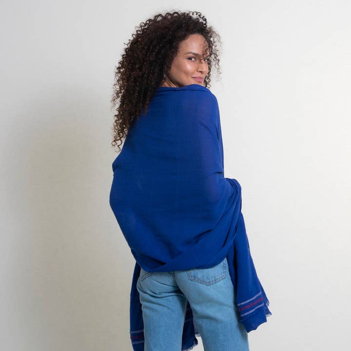 Shoo for Good – wholesale Halsduk - Dam – Insektsavvisande sjal — Kamelia i koboltblått5