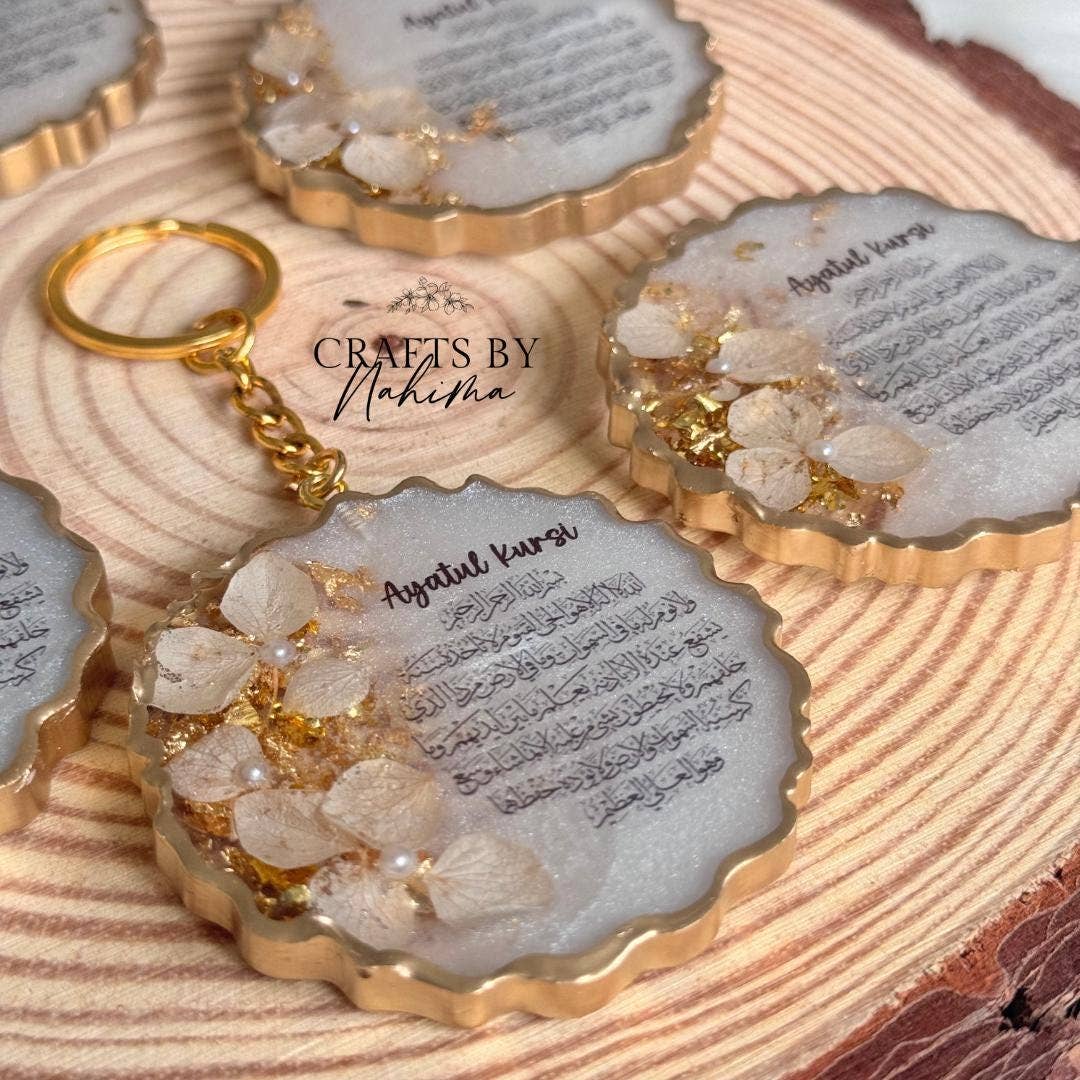 CraftsbyNahima – wholesale Keychain – Women's – Ayatul Kursi Resin Keychain: Dried Hydrangea & Pearl Detail3