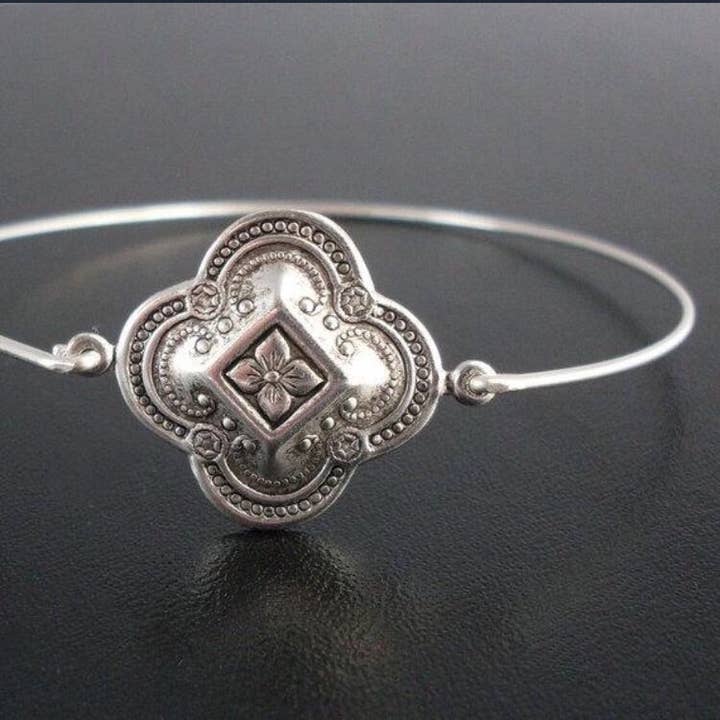 Vierpass-Armreif für den Großhandel von Frosted Willow