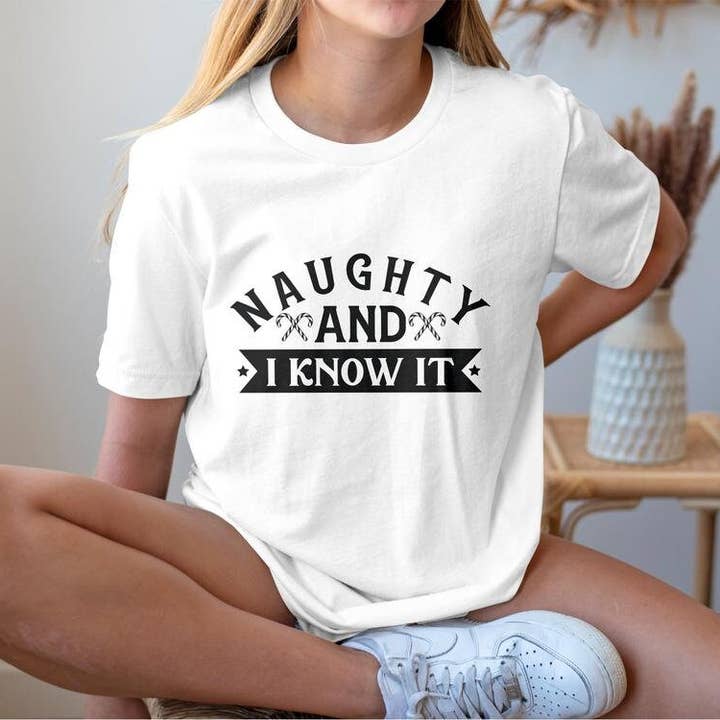 Sudadera de pijama divertida de Navidad 2022 de Naughty And I Know It para venta al por mayor de PositiveParty