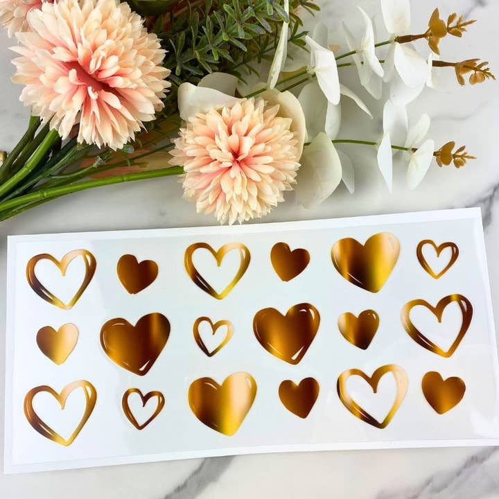 Cœurs dorés | Emballage UV DTF 16 oz pour la vente par HKS Custom Designs