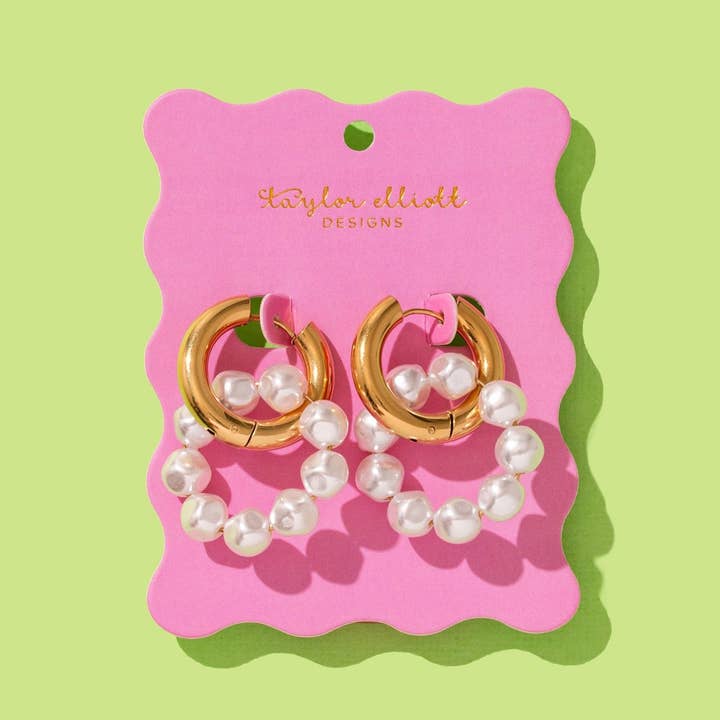 Brincos Argola Madeline Pearl - Mín. 2 (E-42) por atacado de Taylor Elliott Designs