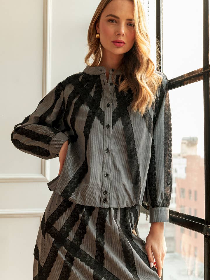 Top de Riscas Tecido Jeanna com Renda por atacado de Joh Apparel