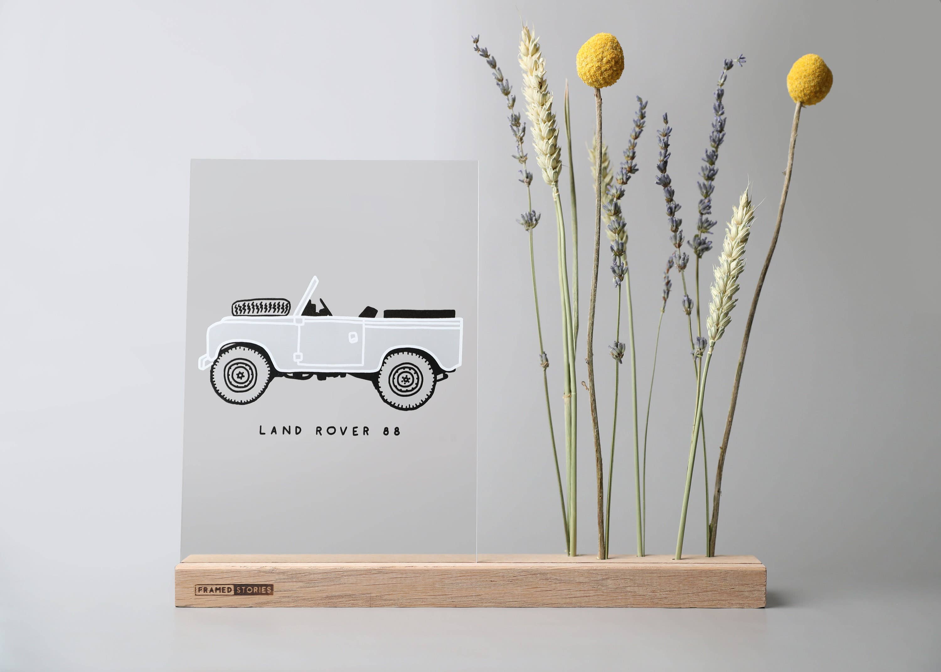 Framed Stories - Venta al por mayor Ilustración - Ilustración dibujada a mano de Land Rover 88 con ramo seco2