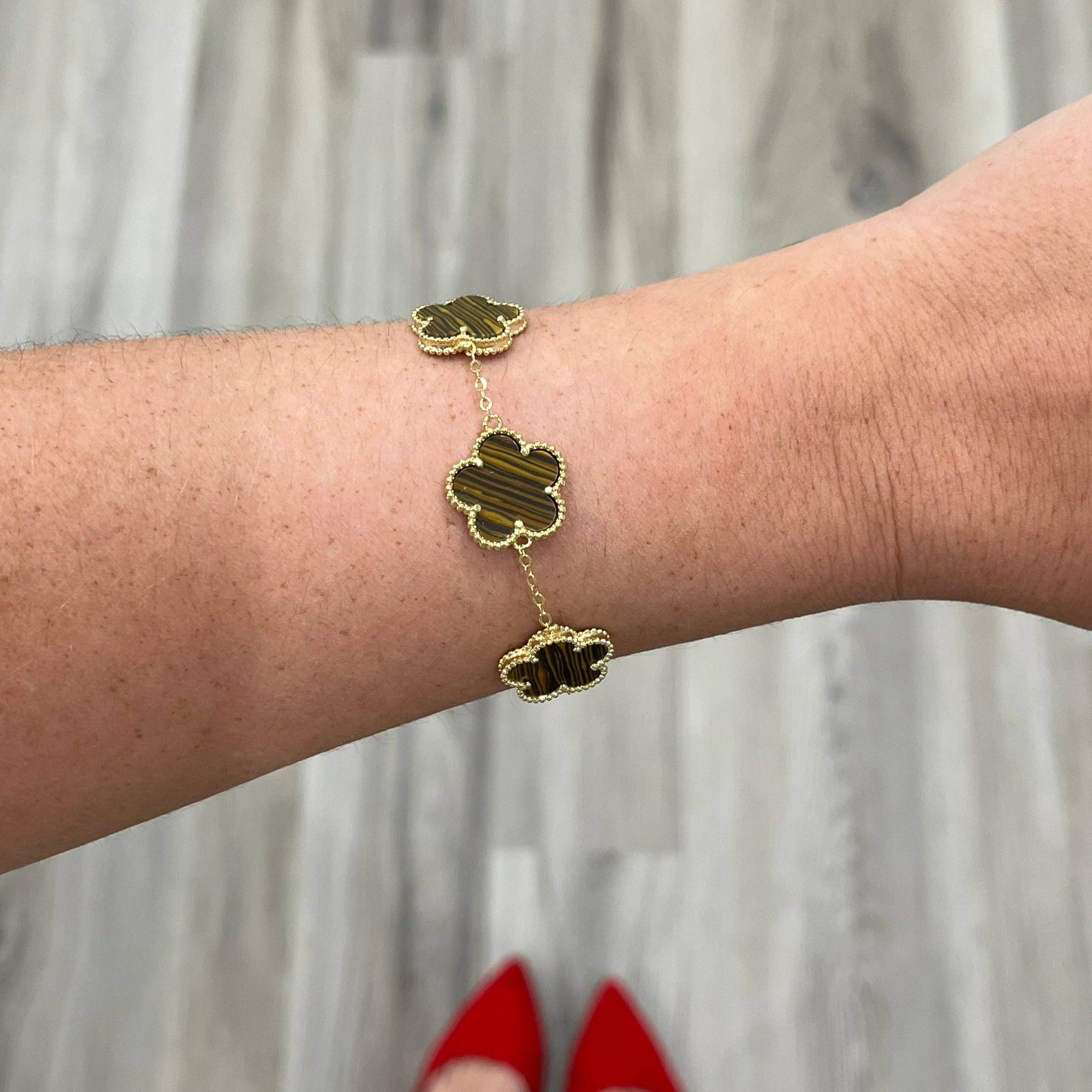 Sahira Jewelry Design – Großhandel Armband mit Charms/Anhängern – Adeline Kleeblatt-Armband mit Perlmutt9