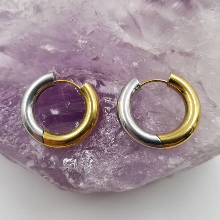 Créoles Huggie en acier mélangées argent et or pour la vente par magnolia jewelry