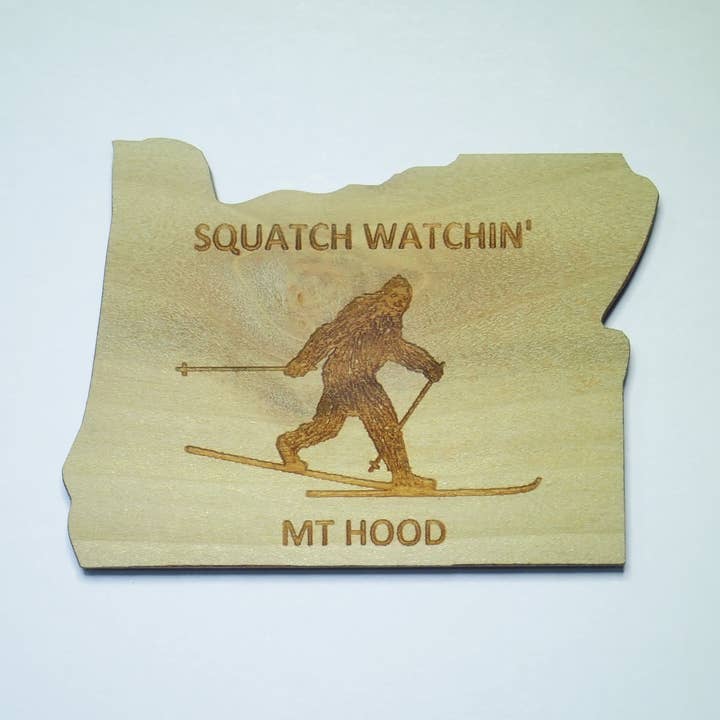 Aimant sasquatch de ski de fond - personnalisable pour la vente par Lighthouse Gift Company