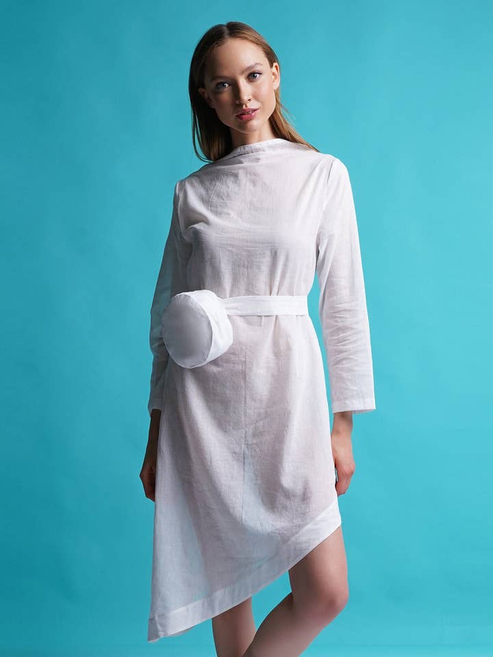 Tunique blanche à manches longues en coton avec sac de taille pour la vente par MERCES