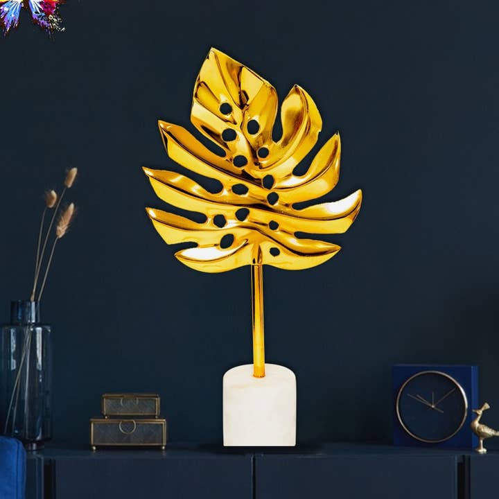 Design de sculpture en forme de feuille d'or, décoration de table moderne pour la vente par JRE Home Decor