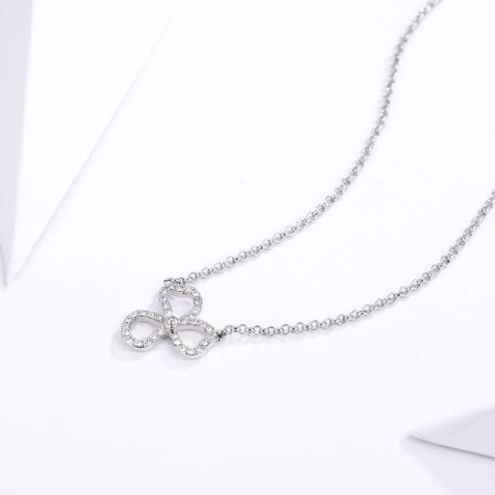 My Jewellery Story – Engroshandel Halskæde med vedhæng – Åben blomsterkronblad halskæde med Swarovski Crysta|5-1286-RCLR2