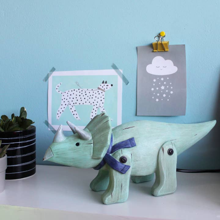 Leuke Triceratops Light met houteffect voor wholesale door House of Disaster