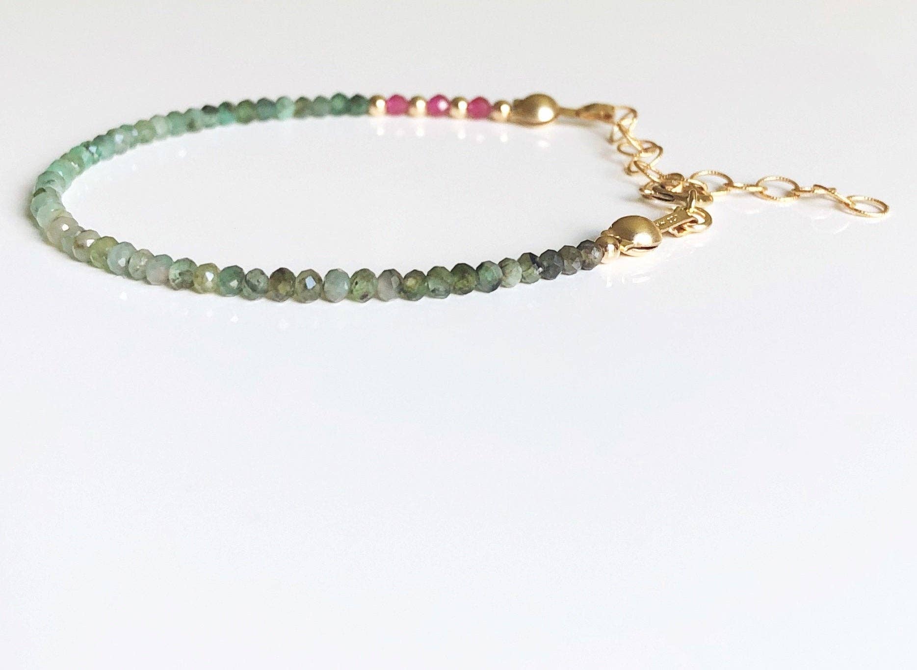 SEQAY - Wholesale Armband met kralen - Delicate armband met smaragd en robijnparels, geboortesteen mei en juli, gradient smaragd, dunne stapelarmband5