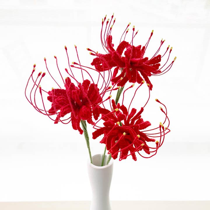 Håndlavet hæklet rød edderkopliljestilk for engroshandel hos PinkLadyWorkshop