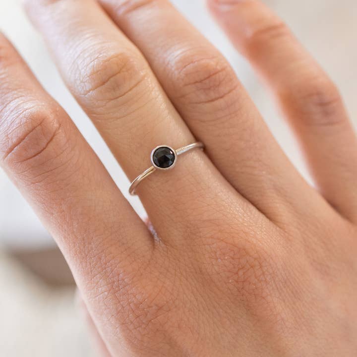 Anello in argento con onice, misura media per la vendita all'ingrosso da parte di The Land of Salt