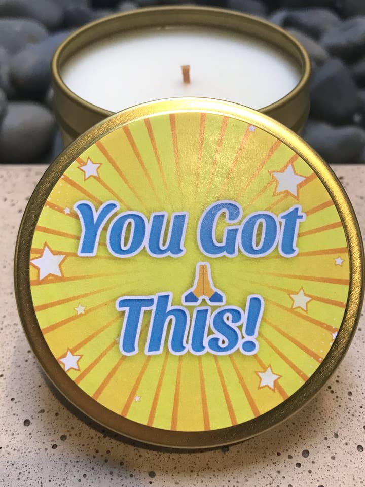 Tu l'as compris ! Bougie de soja aux agrumes en étain doré avec mains en prière pour la vente par Treasures of the Heart