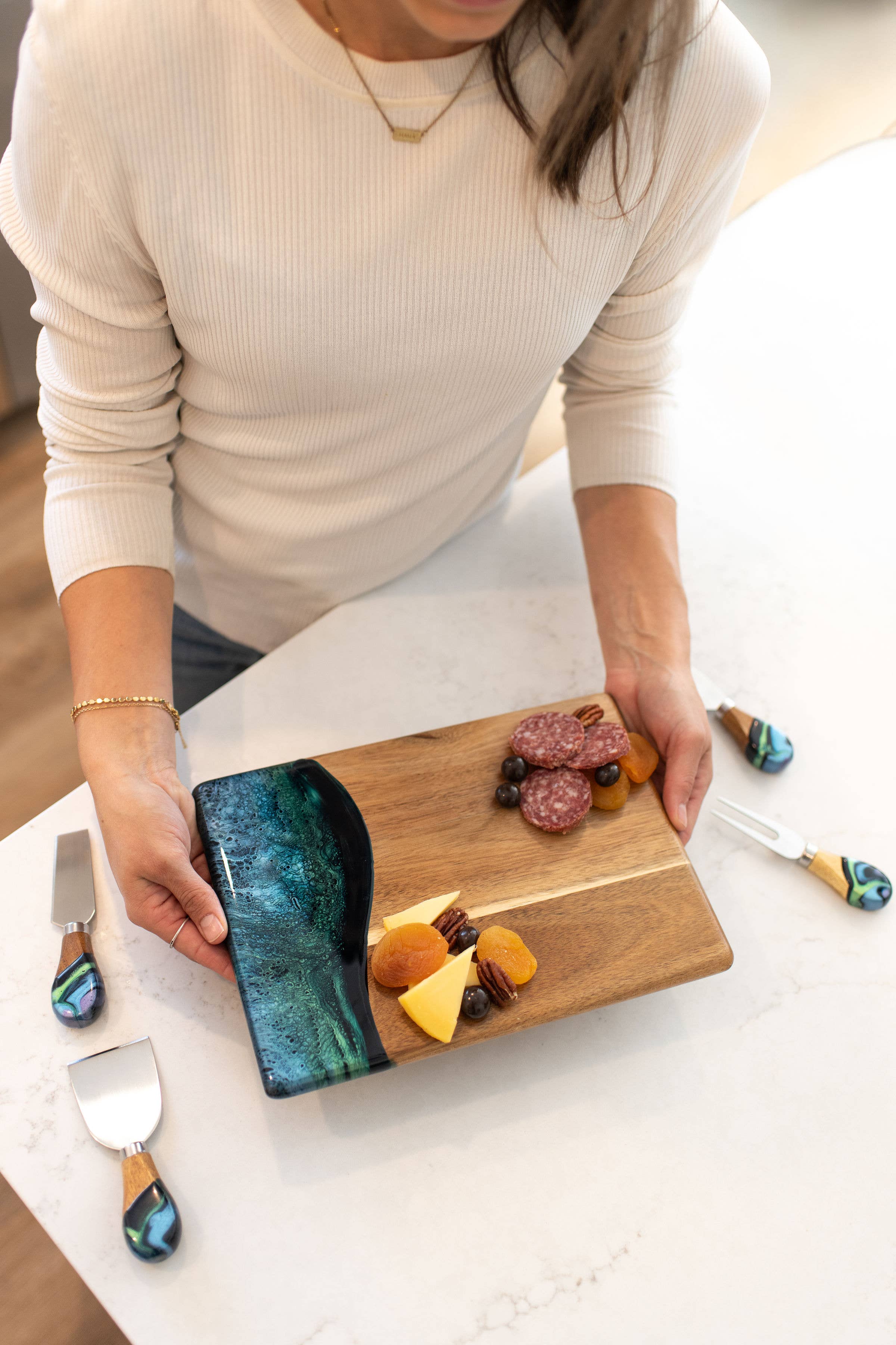 Lynn & Liana Designs - Vendita all'ingrosso Taglieri per formaggio - Tagliere per formaggi e salumi in legno di acacia con resina - No dazi!38