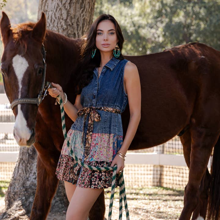 Western Boho Chic : Robe Chemise en Jean Sans Manches (NOUVEAU) pour la vente par Young Threads