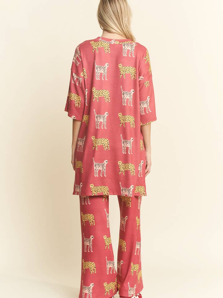 JADE BY JANE – Großhandel Loungewear-Set – Damen – Set aus Oberteil und Hose mit Gepardenmuster5