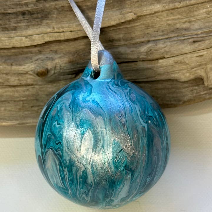 Boule en céramique peinte à la main, prête à être accrochée. pour la vente par Mi Designs, Moray