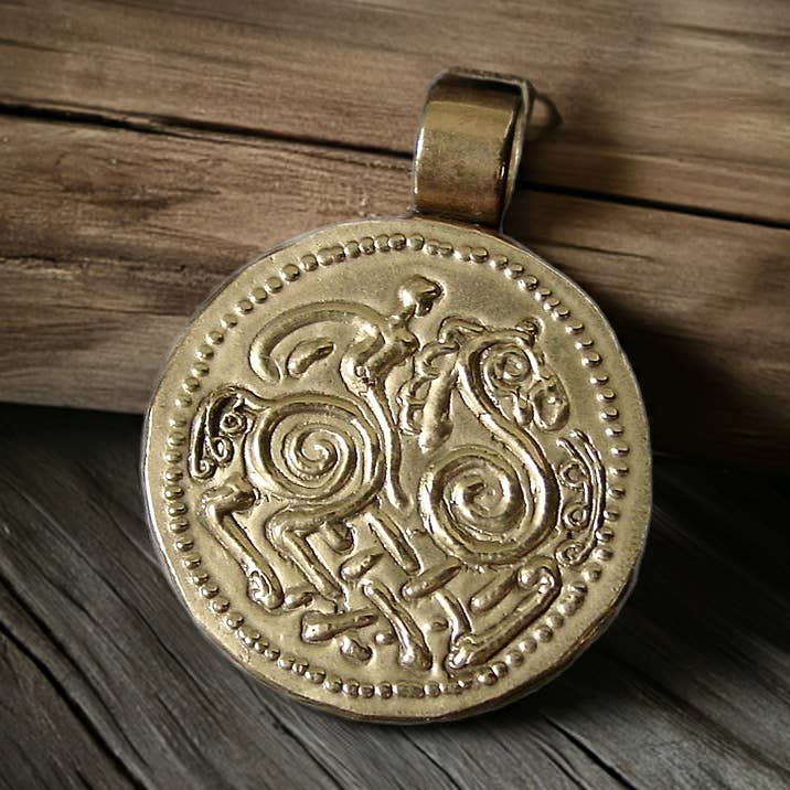 Sleipnir Hanger – Handgesneden Noors Paarden Amulet voor wholesale door Vis a Vis Jewelry