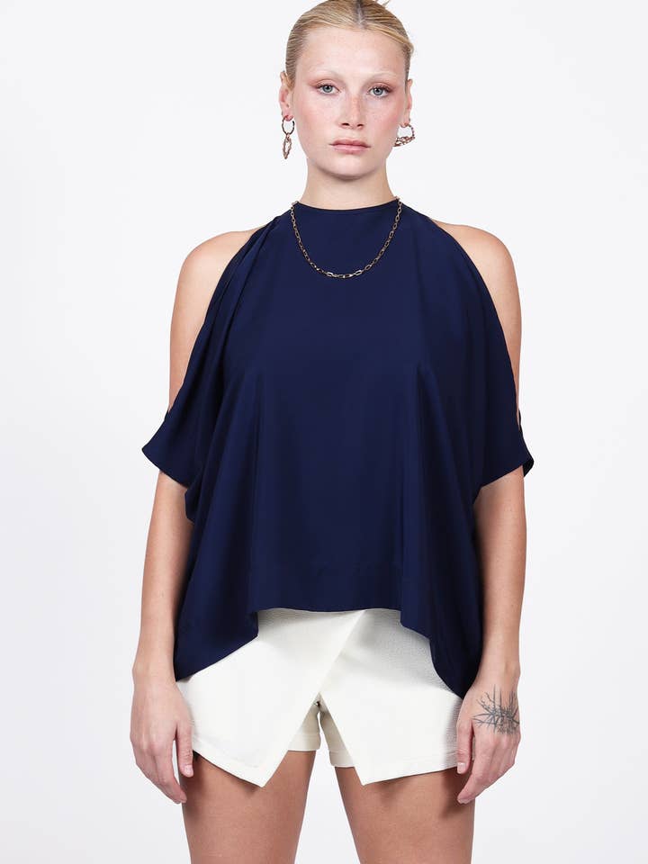 Haut surdimensionné à épaules dénudées en bleu marine | Shiva pour la vente par Chekani