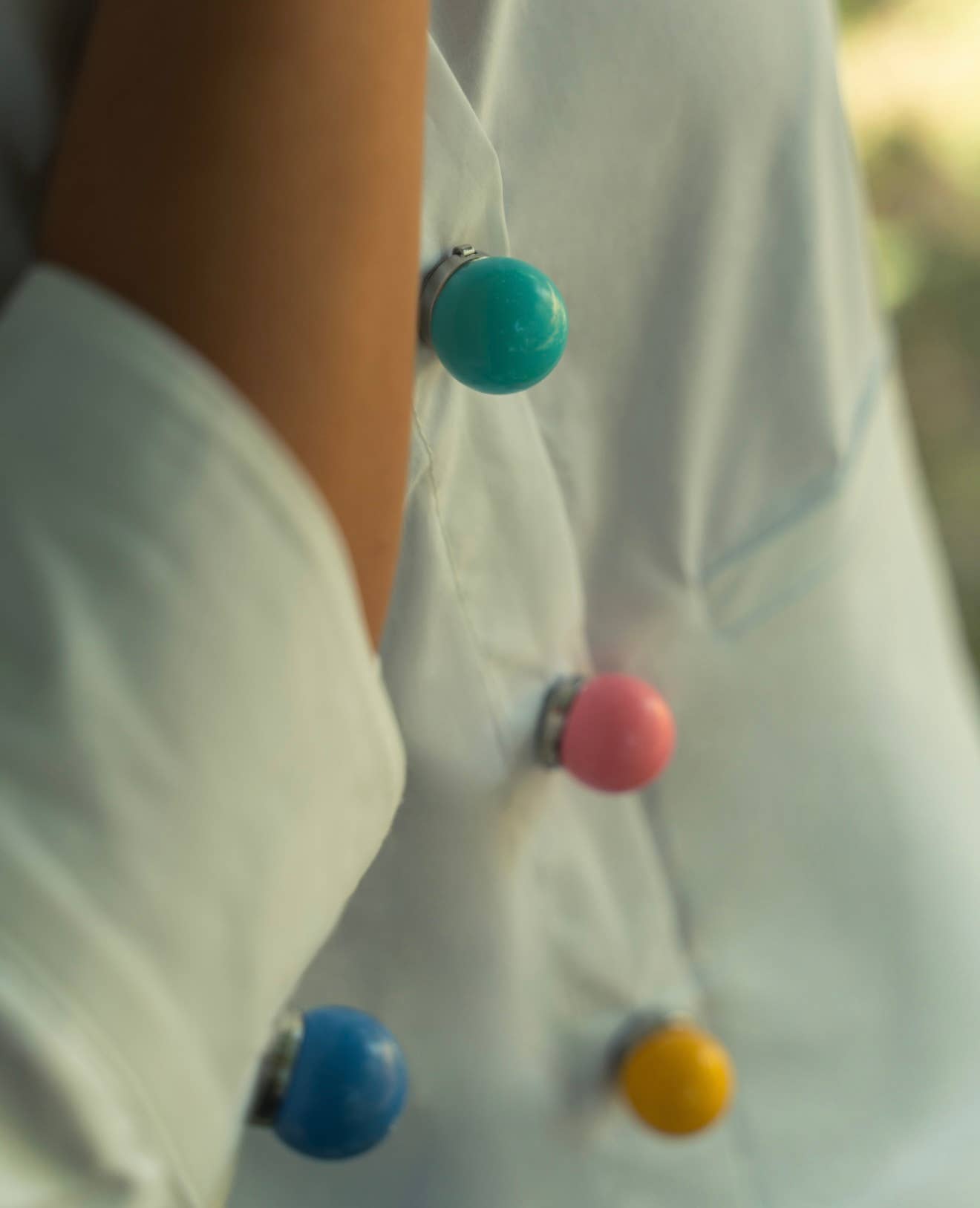 Mirta Accessori Moda – Engroshandel Broche – Ballsy Button – Ikonisk Knapdæksel10