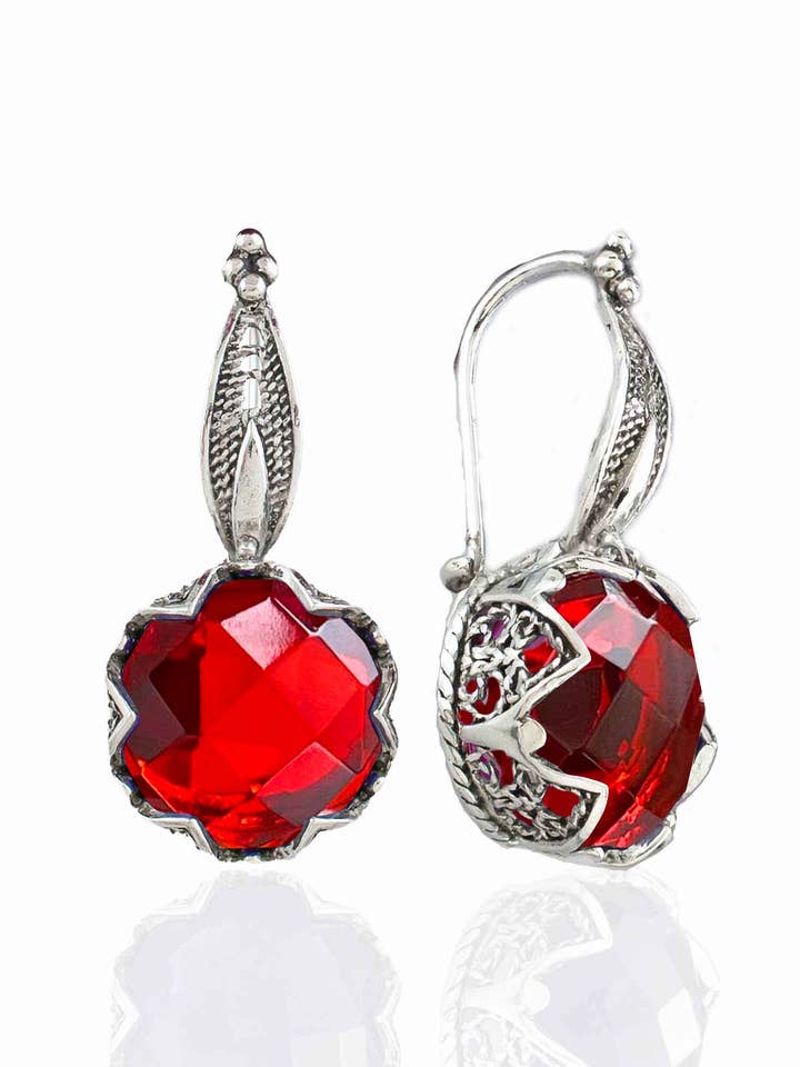Boucles d'oreilles pendantes en argent sterling orné de rubis et de lotus pour la vente par Filigranist Jewelry