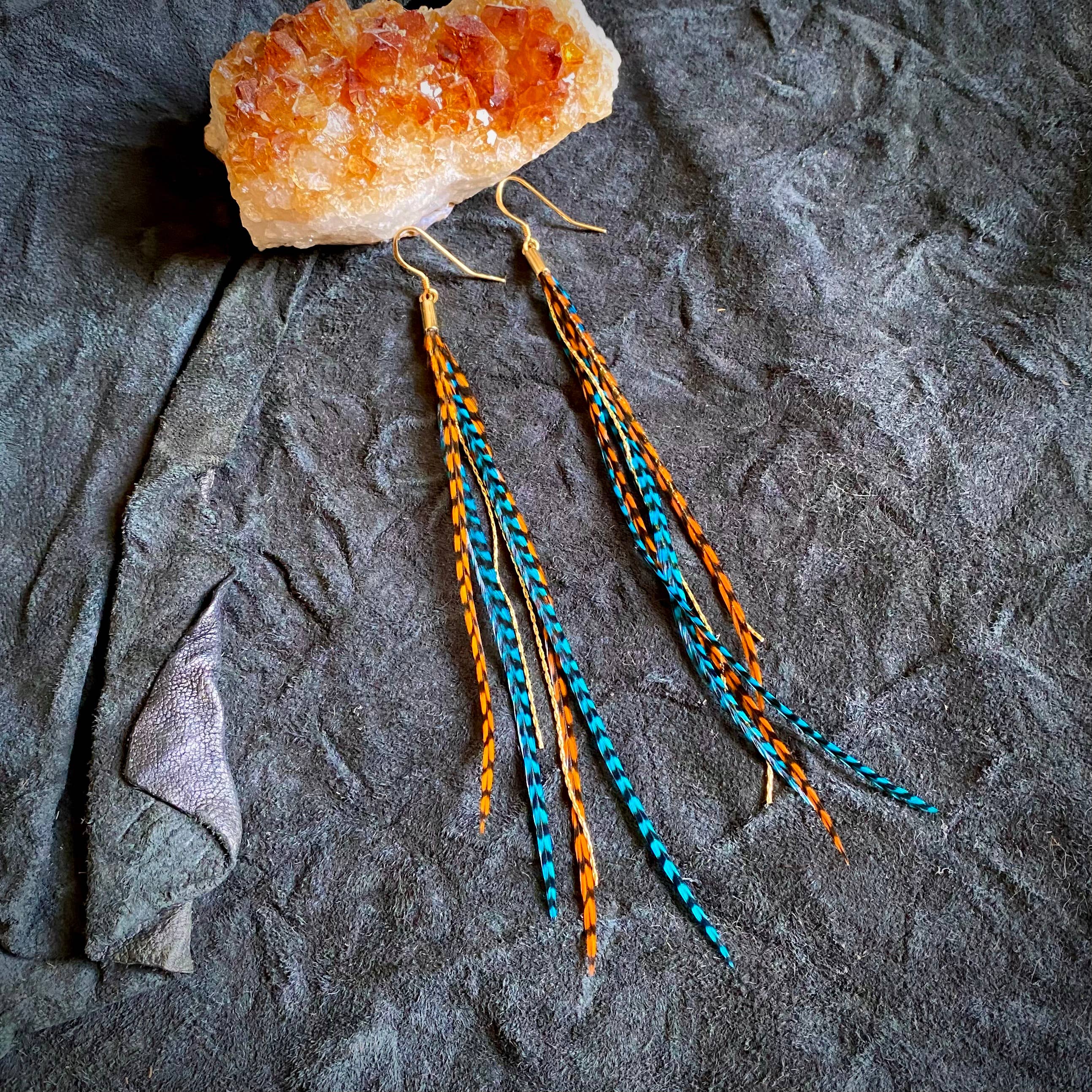 Grizzly naranja y grizzly turquesa/dorado Pendientes mini de plumas - Grizzly naranja y Grizzly turquesa de venta al por mayor en Faire1