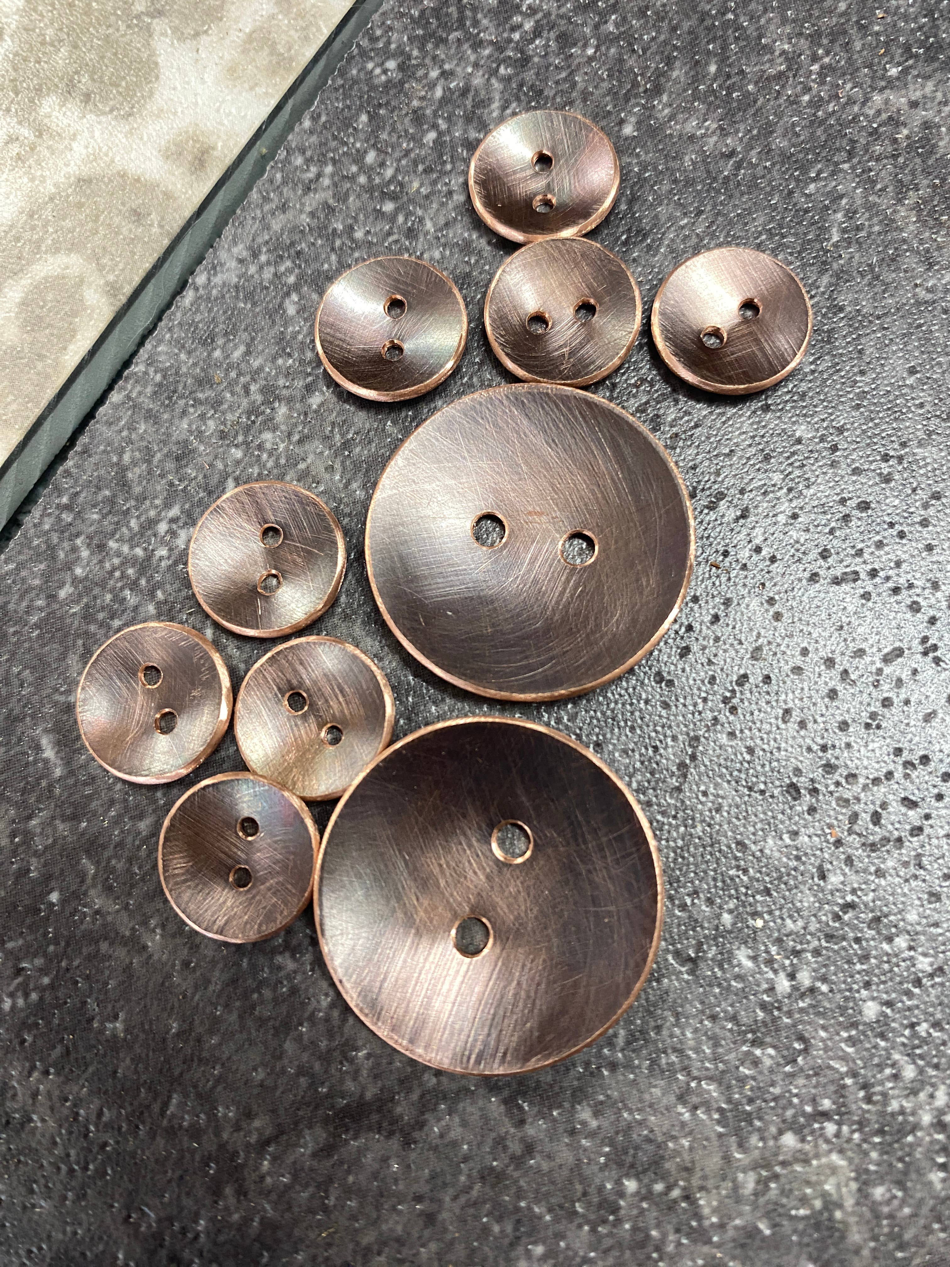 Wandering Dog Metal Art - Wholesale Drukknoop/naaiknoop - Handgemaakte metalen knopen antieke afwerking messing en koper1