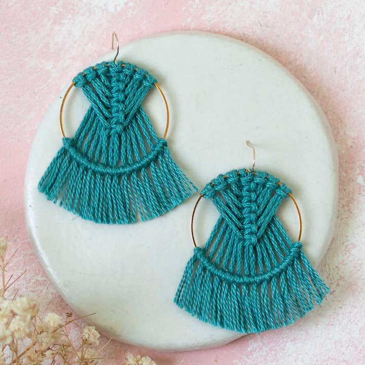 BOUCLES D'OREILLES EN JADE ATTRAPE-RÊVES, BOUCLES D'OREILLES EN MACRAMÉ HYPOALLERGÉNIQUES pour la vente par Prachi's Bohemian Art