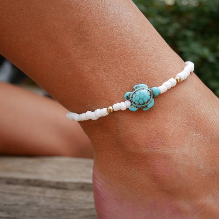 Ankelkæde med perler og havskildpadde for engroshandel hos Boutique Bohème