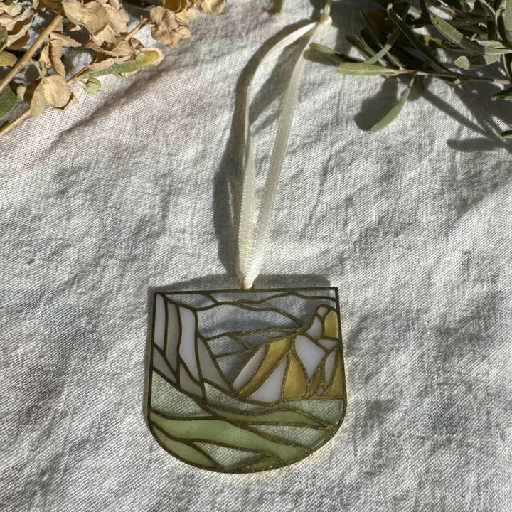 Adorno de Resina con Vidrio de Colores // Yosemite para venta al por mayor de Wild Lupine Folkcraft