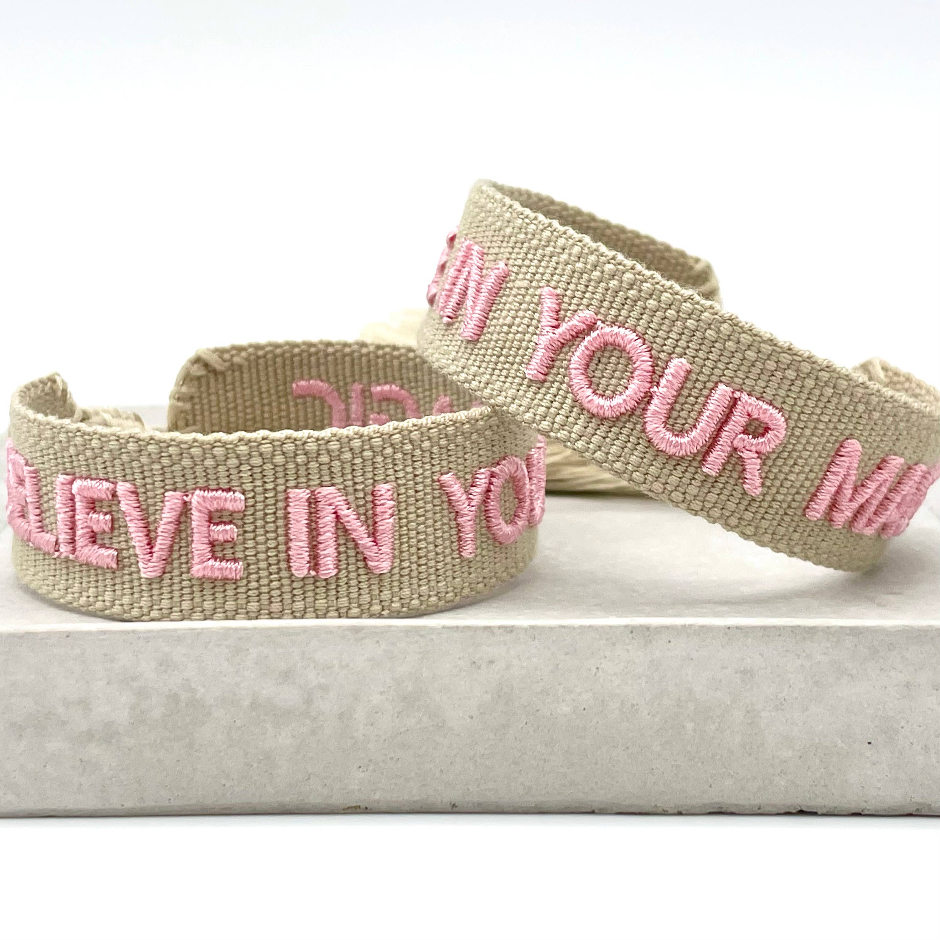 Parsley & Pepper - Vendita all'ingrosso Bracciale in tessuto/intrecciato - BELIEVE IN YOUR MAGIC Braccialetto con scritta in tessuto e ricamato1