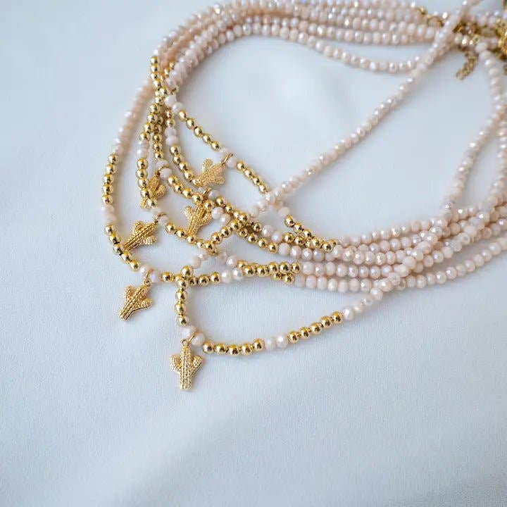 OE! – Colar com missangas/pérolas por atacado – LUCE - Colar gargantilha com missangas de vidro rosa, cacto e corrente dourada.2