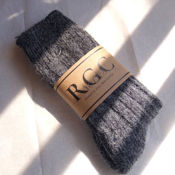 By The Mountain - Portuguese Handmade Footwear – Großhandel Socken - Unisex – Anthrazitfarbene Alpaka-Socken | Wollsocken | Socken | Wintersocken